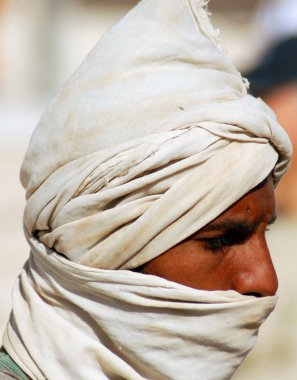 Kings 'in VALLEY EGYPT- 22 Kasım 2008: Kimliği belirsiz adam mezarların ve gömülü hazinelerin kazılması için çalışıyor, Mısır Krallar Vadisi, genellikle Kralların Kapıları Vadisi olarak bilinir.