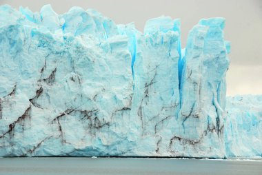 Perito Moreno Buzulu, Arjantin 'in Santa Cruz eyaletindeki Los Glaciares Ulusal Parkı' nda bulunan bir buzuldur. Patagonya 'nın en önemli turistik merkezlerinden biridir.