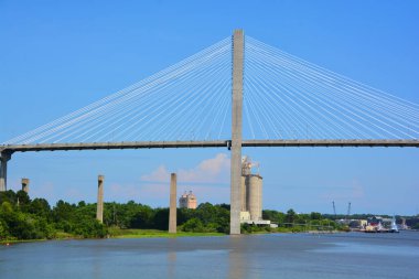 SAVANNAH GEORGIA 06: 27: Talmadge Memorial Bridge, ABD 'de Savannah Nehri boyunca uzanan ve Savannah, Georgia ve Hutchinson Adası arasında bulunan köprü..