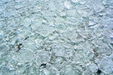 Donmuş nehirde çatlamış buz dokusu. 
