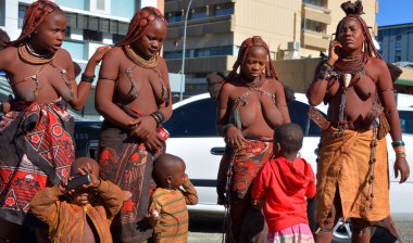 WINDHOEK, NAMIBIA ECTOBER 01, 2014: Himba kabilesinden kimliği belirsiz kadın. Himba, Güney-Batı Afrika 'nın Kunene bölgesinde, Kuzey Namibya' da yaşayan yerli halktır. 
