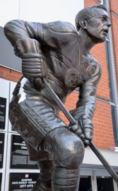 MONTREAL QUEBEC CANADA 01 22 2019 Jean Beliveau 'nun Bell Center' ın önündeki eski hokey oyuncusu heykeli. 1972 yılında Hokey Hall of Fame 'e kabul edildi..