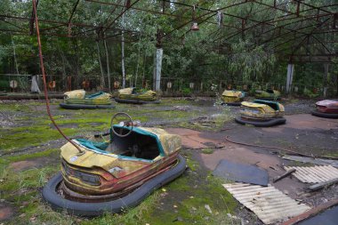 PRİPYAT CHERNOBYL UKRAINE 09 03: 17: Hayalet Şehir Pripyat 'ta çarpışan arabalar Çernobil kazasının yasaklama bölgesi tarihteki en feci nükleer santral kazasının enerjisine hükmediyor,