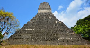 TIKAL, GUATEMALA MAYIS 03 2016: Guatemala Tikal Ulusal Parkı 'ndaki Kolomb öncesi Maya uygarlığının arkeolojik alanı 1979' dan beri UNESCO Dünya Mirası Alanı 'dır.