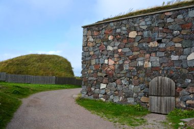 HELSINKI FINLAND SEPTEMBER 25 2015: Suomenlinna 'nın kaya duvarı altı ada üzerine inşa edilmiş bir deniz kalesidir.