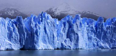 Perito Moreno Buzulu, Arjantin 'in Santa Cruz eyaletindeki Los Glaciares Ulusal Parkı' nda bulunan bir buzuldur. Patagonya 'nın en önemli turistik merkezlerinden biridir.