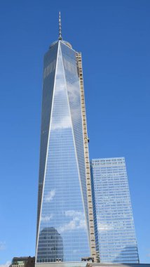 NEW YORK - ECTOBER 24: Lower mahattan ve One World Trade Center veya Freedom Tower 24 Ekim 2013 tarihinde New York City, New York 'ta inşa edilen yeni Dünya Ticaret Merkezi kompleksinin birincil binasıdır. 