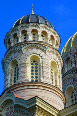 RIGA LATVIA SEPTEMBER 18 2015: Riga İsa 'nın Doğumu Ortodoks Katedrali, Nikolai Chagin tarafından Rusya İmparatorluğu' nun bir parçası olduğu dönemde, Neo Bizans tarzında inşa edilmiştir..