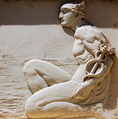 Bina duvarındaki insan heykeli