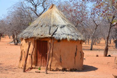 Khorixas, Namibya 09 Ekim 2014: Himba Evi. Himba, Güney-Batı Afrika 'nın Kunene bölgesinde, Kuzey Namibya' da yaşayan yerli halktır.  