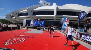 Montreal Kanada 04: 12: 19. Montreal Olimpiyat Stadyumu ve kulesi. Dünyanın en yüksek eğimli kulesi. Olimpiyat turu 175 metre uzunluğunda ve 45 derecelik açıyla yapılıyor.