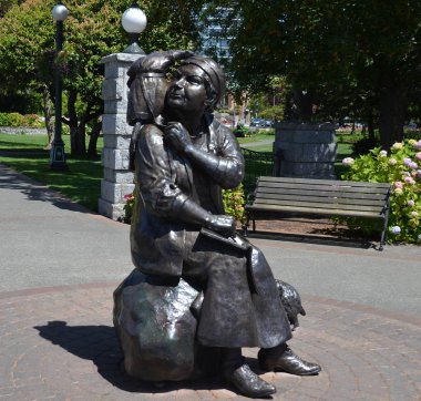 Victoria Bc Canada 22 Haziran 2015: Ünlü Kanadalı sanatçı Emily Carr 'ın anısına yapılan bronz heykel, Victoria' nın ünlü vatandaşının memleketinde heykeltıraş Barbara Paterson tarafından anılmasını sağladı.