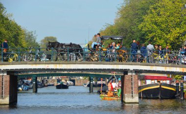 AMSTERDAM NETHERLANDS 3 Ekim 2015: Amsterdam 'daki kanal köprüsü 100 kilometreden fazla kanalı, yaklaşık 90 adası ve 1500 köprüsü nedeniyle Kuzeyin Venedik' i olarak adlandırıldı