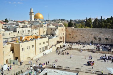 JERUSALEM ISRAEL 26 10 16: Batı Duvarı, Ağlama Duvarı veya Kotel Eski Kudüs 'te antik bir kireçtaşı duvardır. Büyük Herod 'dan İkinci Yahudi Tapınağı