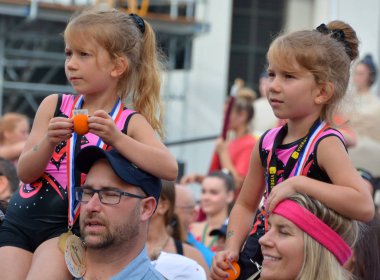 MONTREAL QuEBEC CANADA 23 07: 16: sırf gülme festivali için İkizler Geçidi 'nde kimliği belirsiz çocuklar. Yüzlerce ikizin, üçüzün ve dördüzün olduğu geçit töreni