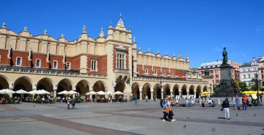 KRACOW POLAND 09 10 10 17: Eski Krakow, Küçük Polonya 'nın ana meydanı, şehrin merkezinde yer alan başlıca kentsel alandır.