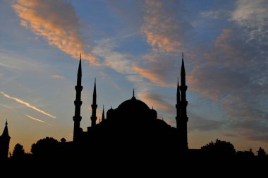 İstanbul 'un en popüler turistik mekanlarından Sultanahmed Camii' nin (Mavi Cami) silueti