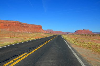 Monument Vadisi yolu, Colorado Platosu 'nun bir bölgesidir ve vadi zemininin üzerinde devasa kum taşı popoları ile karakterize edilir. Arizona-Utah eyalet sınırında yer almaktadır.