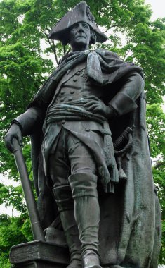 BERLİN GERMANY 12 Mayıs 2010: Büyük Frederick 'in heykeli Berlin, Almanya' daki Charlottenburg Sarayı 'nın dışına dikildi.