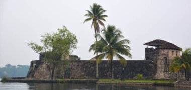 The Castillo de San Felipe de Lara, Guatemala 'nın doğusundaki Izabal Gölü' nün girişinde bulunan İspanyol sömürge kalesidir..