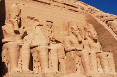 ABU SIMBEL 11 25 2008: Abu Simbel tapınakları Nubia, Güney Mısır 'da Ebu Simbel' de iki büyük kaya tapınağıdır. Kompleks 