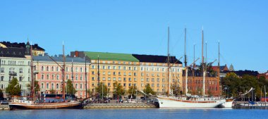 Helsinki Finlandiya 09 25 2015: Pohjoisranta merkezinde bulunan ve Kuzey Limanı çalışır. Rıhtımlar üzerinde farklı tarihsel dönemlerde farklı mimari tarzlarda yapılmış evler vardır