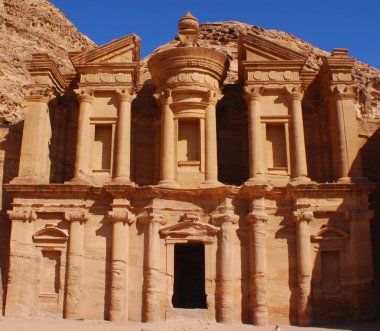 PETRA JORDAN 129: Ad Deir veya El Deir, Ürdün 'ün eski Petra kentinde kayadan oyulmuş anıtsal bir binadır. Nabatean Klasik Biçiminin bir örneği. 
