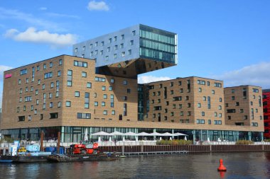 BERLIN GERMANY 09 23 17: Bu eski ve modern mimarinin Berlin, Almanya 'da Spree' nin nehir kıyısındaki tarihi eser (eski makine salonu) üzerindeki kombinasyonu.