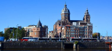 AMSTERDAM NETHERLAND 01 10 2015: Saint Nicholas Bazilikası, Basiliek van de Heilige Nicolaas Hollanda 'nın Eski Merkez Bölgesi' nde yer almaktadır. Şehrin en büyük Katolik kilisesi.