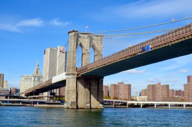 NEW YORK CITY, ABD, 3 Ekim 2018: Aşağı Manhattan Skyline Panorama ile Brooklyn Köprüsü.