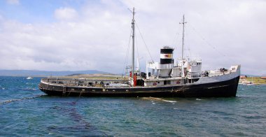 USHUAYA ARGENTINA 29 Kasım 2011 tarihinde Ushuaia, Arjantin 'de Beagle Channel körfezinde eski bir buharlı gemi. Yaygın olarak dünyanın en güneydeki şehri olarak kabul edilir..