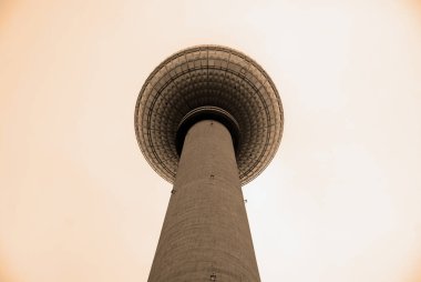 BERLİN GERMANY 25 Mayıs 2010: Fernsehturm (Televizyon Kulesi) Berlin, Alexanderplatz 'da yer almaktadır. Kule 1965 ve 1969 yılları arasında eski Alman Demokratik Cumhuriyeti tarafından inşa edilmiştir.