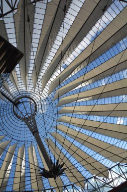 BERLİN GERMANY 09: 23: Potsdamer Platz, Potsdam Meydanı, Berlin 'in merkezinde, Brandenburg Kapısı ve Reichstag' ın güneyinde önemli bir kavşak. 