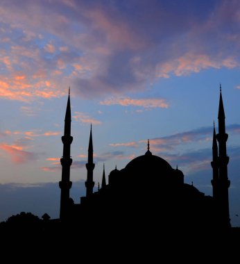 İstanbul 'un en popüler turistik mekanlarından Sultanahmed Camii' nin (Mavi Cami) silueti