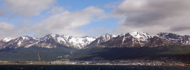 Beagle Channel Patagonia, Arjantin 'in güneyinde Arjantin-Şili-Grande de de Tierra del Fuego, güneyinde Hoste, Navarino ve Picton ve Nueva adaları arasında kurulmuştur..