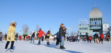 MONTREAL CANADA 25 Şubat 2012: Eski liman buz halkası yapay buz yüzeyi, tarihi Old-Montreal ve nehir manzarası