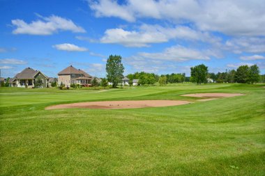 Bromont Quebec Kanada 06: 1992 yılında ünlü Graham Cooke tarafından tasarlanan Royal Bromont Golf Kulübü, Bromont şehrinin merkezindeki dağların olağanüstü manzarasını sunuyor.