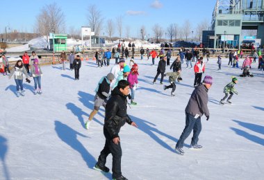 MONTREAL CANADA 25 Şubat 2012: Eski liman buz halkası yapay buz yüzeyi, tarihi Old-Montreal ve nehir manzarası
