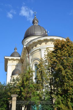 Yeşil parktaki eski bina.