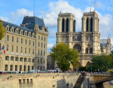 Notre Dame de Paris. Fransa. Seine nehrinin rıhtımındaki antik katolik katedrali. Yazın ünlü turistik mimari simgesi