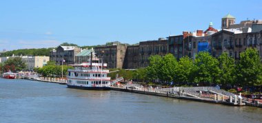 Savannah, Georgia Usa 27 Haziran 2016: Savannah nehir botu, Georgia Queen gezintiye çıktı. River Street Riverboat Company ilk olarak 1991 yılında Jonathan Claughton yönetiminde kuruldu..
