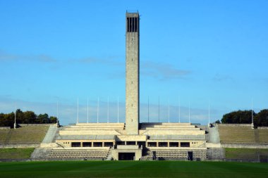 BERLIN-GERMANY 09: 23: Berlin Olympia Stadyumu 'nun çan kuleleri aslında 1936 Yaz Olimpiyatları için Reichssportfeld' in güney kesiminde inşa edilmiştir. 