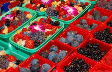 Markette çeşitli meyveler var.