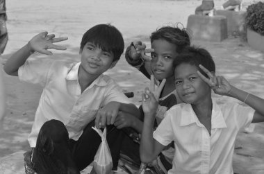 CAMBODIA MARCH 23 Mart 2013 'te Phnom Phen, Kamboçya' da kimliği belirsiz öğrenci poz verdi. Kamboçya 'daki binlerce kırsal fakir yoksulluk yoksulluk yüzünden temel ihtiyaçlarını karşılamaya çalışıyor..