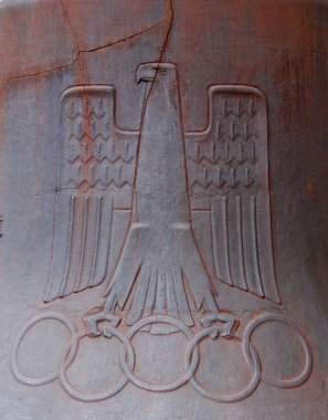 BERLIN GERMANY 05 23 2010: 1936 Olimpiyatları 'nın ayrıntıları savaş sırasında hayatını kaybeden sporculara adanmıştır. Olympic Bell - 9.6 ton ağırlığında