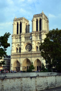 Günbatımında Notre Dame de Paris Katedrali - Cite Adası 'nın doğu yarısındaki en ünlü Gotik, Roma Katolik katedrali (1163 - 1345).