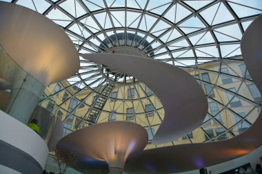 HELSINKI FINLAND 10 25 15: Helsinki Finlandiya 'daki şık alışveriş merkezinin içi