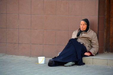 LVIV UKRAINE 09 09: 17: Lviv 'de yalvaran yaşlı kadın Ukrayna' daki siyasi ve ekonomik durum herhangi bir refah devletine izin vermiyor