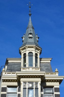 Amsterdam Hollanda 03 Ekim 2015: Tipik kanal evleri. Kanal evleri genellikle bir bodrum ve çatı ve tavan nerede ticaret malları saklanan olabilir vardı