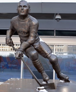 MONTREAL QUEBEC CANADA 01 22 2019: Çan Merkezi önünde Howie Morenz 'in heykeli. NHL 'nin ilk yıldızlarından biri olarak kabul edilen Morenz, ligde 14 sezon oynadı..